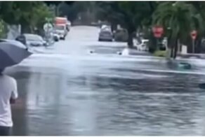 На дно: автомобиль проезжает по затопленной дороге