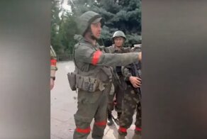 Видео от бойцов специального полка полиции имени Героя России А. Кадырова и 6-го казачьего полка имени Матвея Платова у здания администрации в центре освобожденного Лисичанска