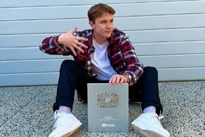 Душевный момент: совершенно незнакомый парень подарил пожилой женщине букет цветов