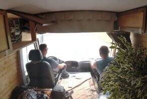 Мужчина купил автобус Higer и обустроил в нём дом