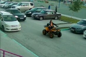 Нарушительница спокойствия: в Новосибирске нетрезвая женщина на квадроцикле гоняла по детской площадке