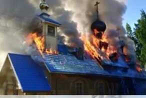 Муж поджег церковь, куда носила пожертвования его жена