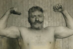 Борец Иван Поддубный: почему он работал “вышибалой” у немцев