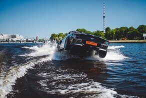 «Seaways» в реальной жизни: полиция Петербурга остановила плывущий по Неве Ford Mustang