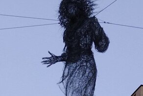 "Ужас-ужас": В центре Праги подвесили скульптуру "украинской матери"