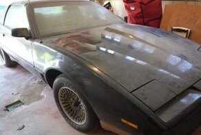 Посмотрите, как этот Pontiac Trans Am помыли и отполировали впервые за 27 лет
