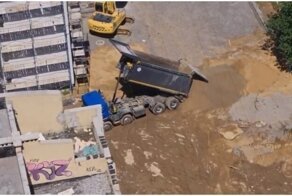 Высокое напряжение: выгрузка песка из самосвала пошла не по плану