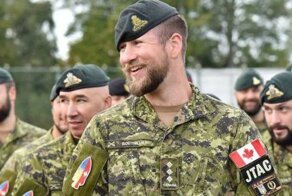 Канадским военным разрешили носить юбки, делать маникюр и пирсинг
