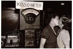 Целуйтесь всегда и везде: 20 исторических фото в честь дня поцелуя