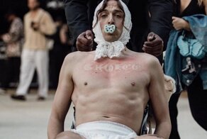 Усатый дядь: эстонский рэпер заявился на Неделю моды в Париже в подгузнике и с соской во рту