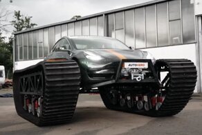 Электромобиль Tesla Model 3 превратили в танк на огромных гусеницах