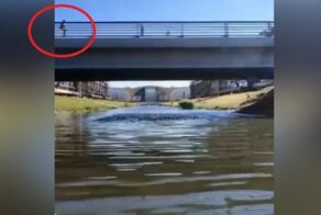 В Петербурге ребенок прыгнул с моста и едва не врезался в катер