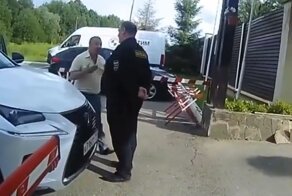 "Ты чё борзеешь?": за требование показать пропуск депутат обложил охранника трёхэтажным матом
