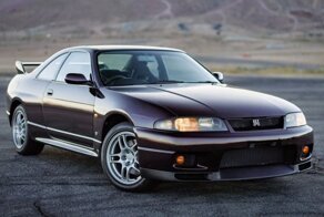 Идеальный Nissan Skyline GT-R R33 с малым пробегом в цвете Midnight Purple
