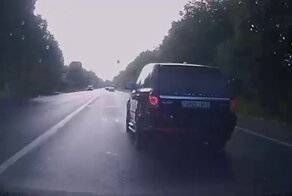 Авария дня. В Санкт-Петербурге автомобиль разорвало на части от удара о бетонный столб