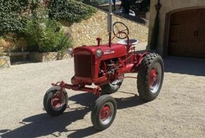 Компактный ретро-трактор McCormick Farmall Cub 1954