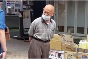 Японский пенсионер выгуливает своего необычного питомца