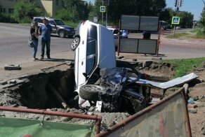 Авария дня. В Бийске произошло ДТП, в результате которого два автомобиля оказались в яме