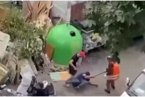 Дворник напал на мусорившую во дворе компанию