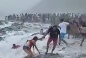 Нескольких туристов смыло в море во время шторма