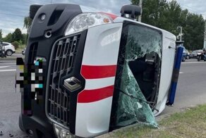 Авария дня. В Бресте опрокинулся автомобиль скорой помощи