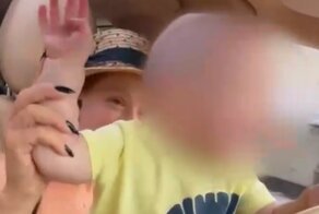 «Дикий восторг»: блогерша пустила за руль годовалого сына и сняла это на видео