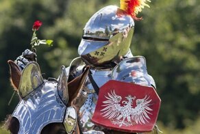 Зачем рыцари Средневековья украшали шлем яркими перьями?