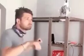 У попугая от одиночества стала развиваться депрессия и он чуть не помер - но его спасли танцы и добрый хозяин