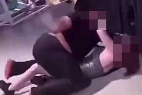 В сети разошлось видео ожесточенной драки двух британок в магазине