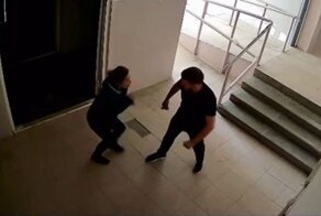 В ХМАО парень избил девушку в подъезде: полиция бездействует