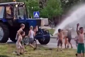 Детство, детство: тракторист из Ростова повеселил детишек