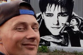 Художник—колясочник нарисовал портрет Юрия Шатунова на заборе