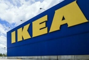Тяжело смотреть: пользователи сети посмеялись над сотрудником IKEA, который ломает сковородки