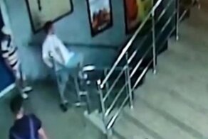 В Новороссийске мужчина неудачно прокатился на перилах и полетел с третьего этажа