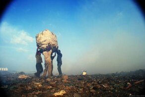 Обратная сторона рая: 15 фото мусорного острова Мальдив