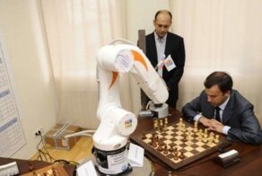 "Ты не победишь!": во время турнира по шахматам в Москве Chessrobot сломал 7-летнему мальчику палец