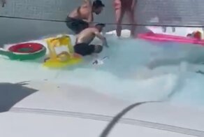 В Израиле обвалилось дно бассейна - двух человек втянуло в семиметровую воронку