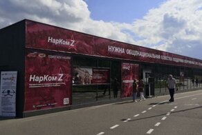 В Красноярске спасли самострой от сноса, обклеив его Z-символикой и баннером с фразой Путина