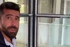 Оно не разбитое, оно модерновое: мужчина "починил" стекло на лестнице