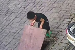 Героическая бабушка из Китая нырнула в канализацию, чтобы спасти внука