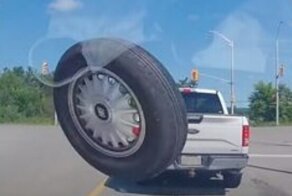 У автомобиля на скорости 100 км/ч оторвалось колесо и полетело в другую машину