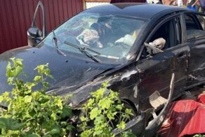 Авария дня. В Рязани пьяный водитель сбил мужчину и влетел на территорию частного дома