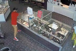 Мужчина с кирпичом не смог разбить витрину с драгоценностями