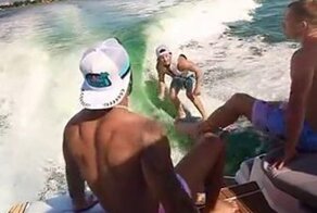 Парни отжигают с мячом по полной