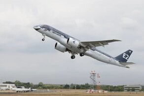 Показательный полёт бразильского авиалайнера Embraer E190-E2 Tech Shark