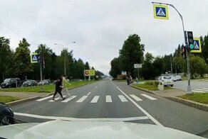 Беспечные пешеходы и быстрый мотоциклист встретились на регулируемом пешеходном переходе в Петербурге