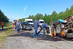 Авария дня. В Тюменской области автомобилистка влетела в трактор