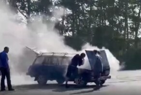 В Барнауле горящий автомобиль залили пивом