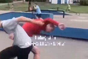 Подросток заступился за девочек и подрался с обозвавшим их "шлюхами"