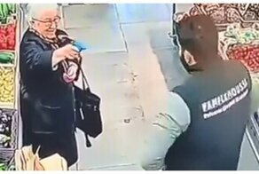 Старушка и сотрудник магазина поднимают настроение себе и окружающим